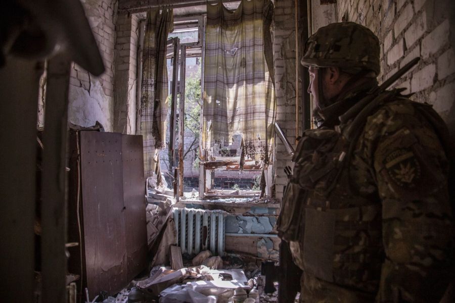 Ein ukrainischer Soldat steht während schwerer Kämpfe an der Front in Sjewjerodonezk in der Region Luhansk in einer zerstörten Wohnung. Die Gefechte in der Ostukraine gehen mit unverminderter Härte weiter.