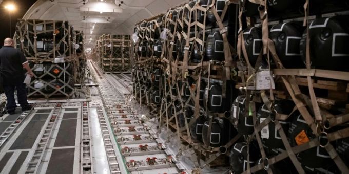 Munition in US-Transportflugzeug. ukraine krieg
