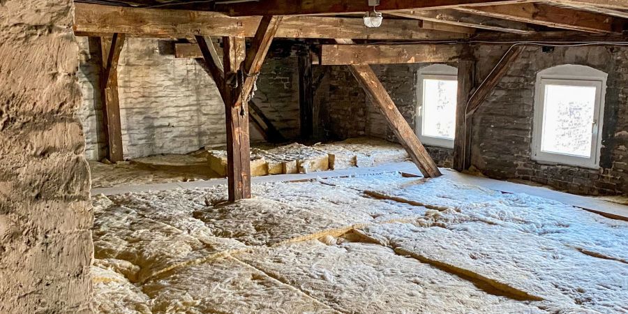Wer ein Haus kauft, muss die oberste Decke über beheizten Räumen oder das Dach dämmen. Das kann man - handwerkliches Geschick vorausgesetzt - auch selbst tun.