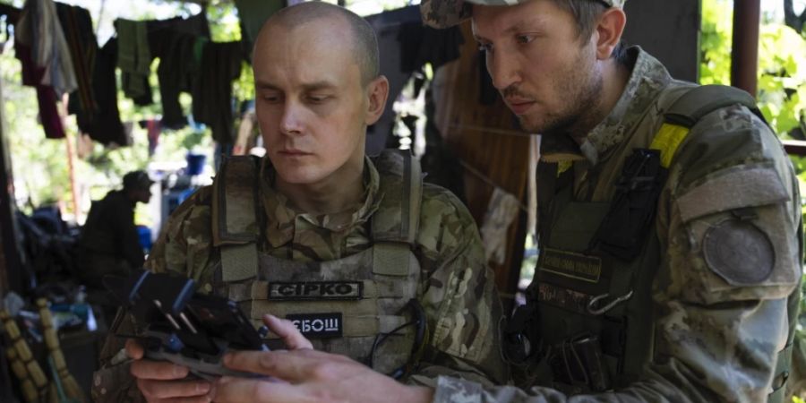 Ein ukrainischer Soldat korrigiert an der Frontlinie nahe Charkiw den Artilleriebeschuss per Drohne. Foto: Evgeniy Maloletka/AP/dpa