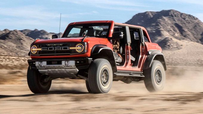Der Ford Bronco Raptor sorgt mit seinem 3,0-Liter-V6-Biturbo für spektakuläre Fahrleistungen auch in der Wüste 2022 Ford Bronco