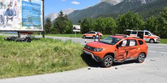 Scuol GR - Motorradlenker nach Unfall ins Spital geflogen