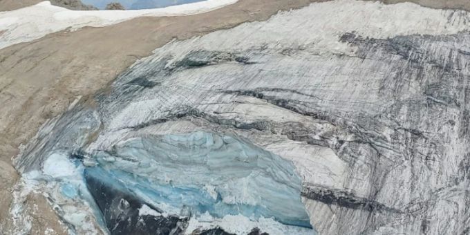 Abbruchkante des Gletschers auf der Marmolata. gletscher