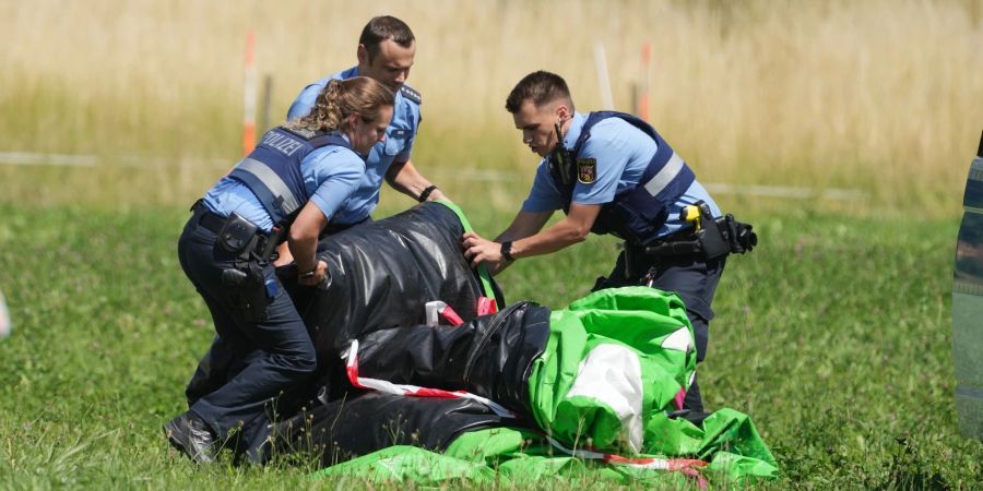 Polizeibeamte transportieren die Hülle der Hüpfburg in Gondershausen ab.