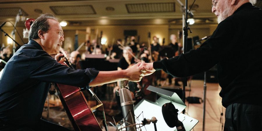 Cellist Yo-Yo Ma (l) und John Williams, oscar-prämierter Filmkomponist, begrüssen sich zu einem Konzert (undatierte Aufnahme).