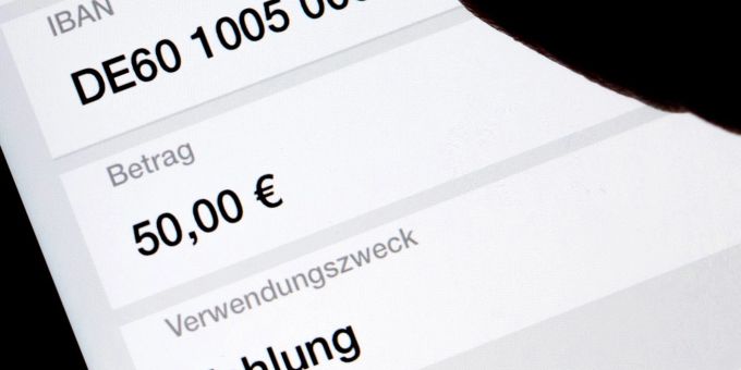 Geldgeschäfte kann man auch mit dem Smartphone erledigen. Vor allem Ältere nutzen Banking-Apps kaum. Geldgeschäfte kann man auch mit dem Smartphone erledigen. Vor allem Ältere nutzen Banking-Apps kaum.