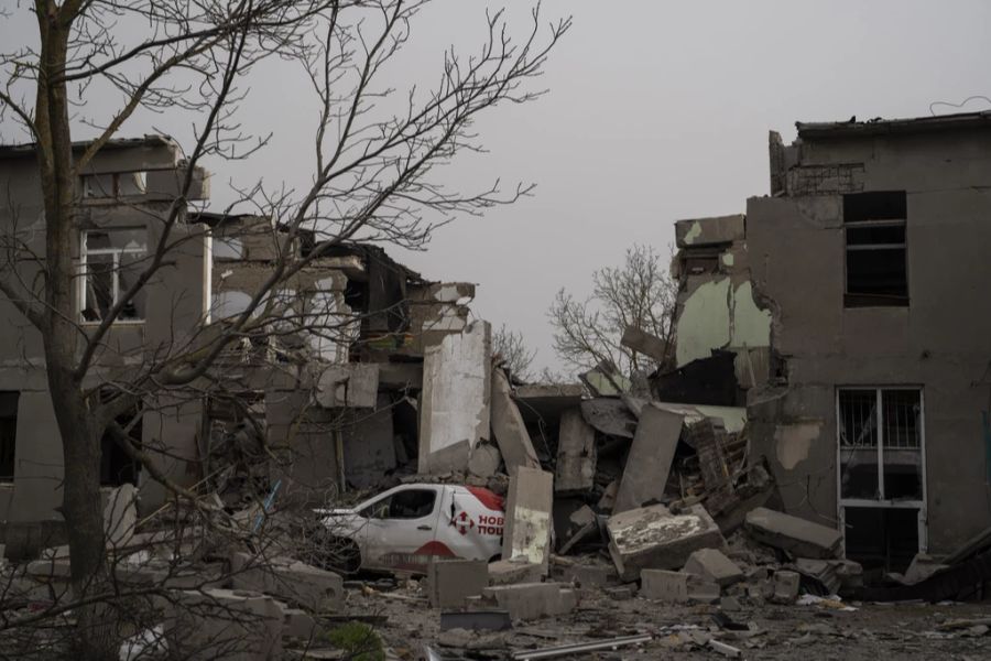 Eine beschädigte Schule nach einem russischen Angriff Mitte März am Rande von Mykolajiw am Freitag, 1. April 2022.