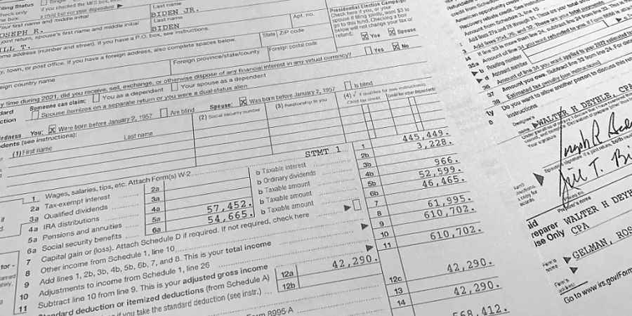 Die Aufnahme zeigt die Steuererklärung von US-Präsident Biden und der First Lady für das Jahr 2021. Foto: Jon Elswick/AP/dpa
