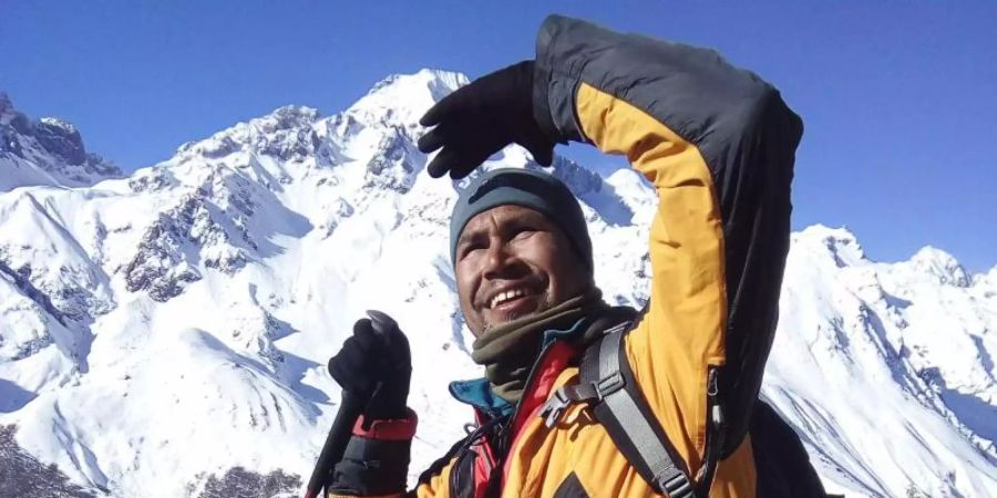 Khim Lal Gautam auf der Mission zur Messung der Höhe des Mount Everest. Foto: Tshiring Jangbu Sherp/privat/dpa