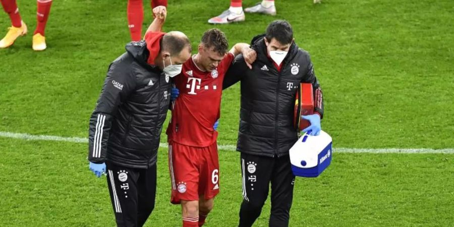 Beim Sieg der Bayern in Dortmund hat sich Joshua Kimmich verletzt. Für mindestens zehn Spiele wird er ausfallen. Foto: Martin Meissner/Pool AP/dpa