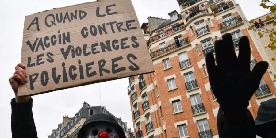 Ein Demonstrant fordert eine «Impfung gegen Polizeigewalt»