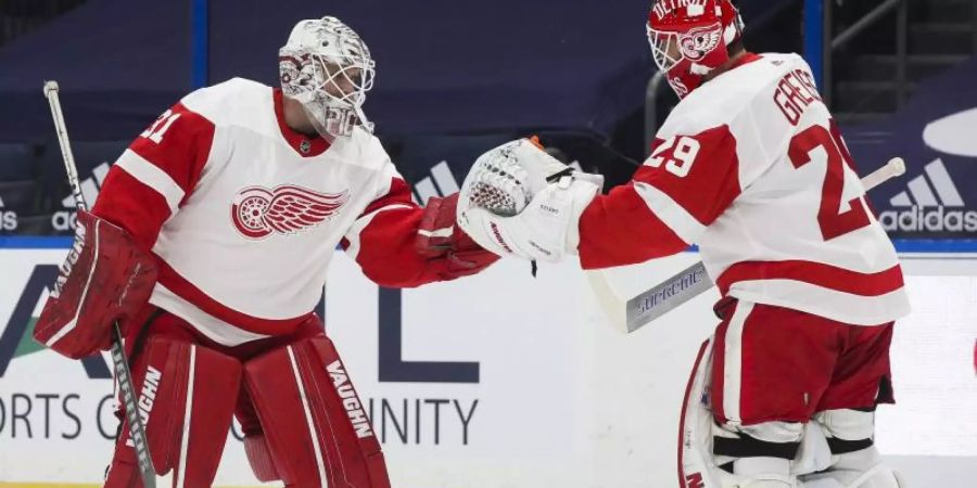 Calvin Pickard (l), Torwart der Detroit Red Wings, ersetzt den deutschen Nationaltorwart Thomas Greiss. Foto: Dirk Shadd/Tampa Bay Times via ZUMA Wire/dpa