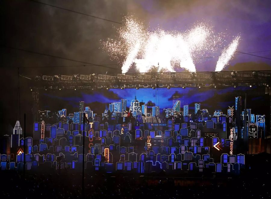 Auch das Feuerwerk half dem eher langweiligen Auftritt von The Weeknd nicht.