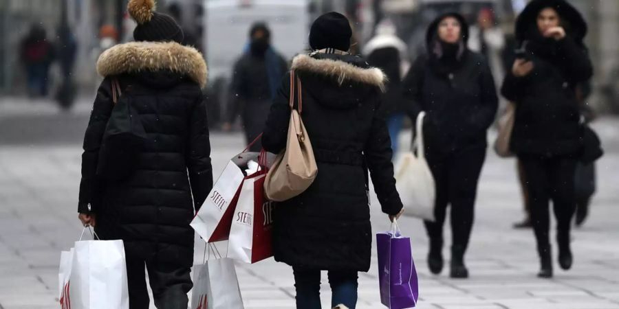 Menschen gehen mit ihren Einkäufen über den Stephansplatz in der Innenstadt von Wien. Reiche können in Österreich ihr Geld gut ausgeben. (Symbolbild)