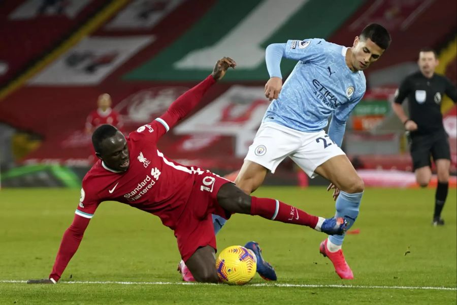 Manchester Citys Joao Cancelo (l.) im Duell mit Sadio Mane vom FC Liverpool.