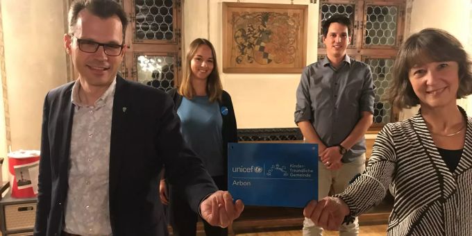 Erneut verdient sich Arbon das UNICEF-Label «Kinderfreundliche Gemeinde»: Dominik Diezi, Stadtpräsident Arbon, Alissa Brenn, UNICEF Schweiz und Liechtenstein, Reto Stacher, Leiter des städtischen Bereichs Gesellschaft, und Regina Hiller, Präsidentin Primarschulgemeinde Arbon (v.l.n.r.). Kinderfreundliche Gemeinde
