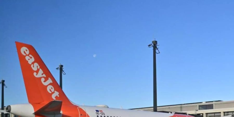 Passagierflugzeuge der britischen Fluggesellschaft easyJet stehen am Pier-Süd vom Hauptstadtflughafen Berlin Brandenburg «Willy Brandt» (BER). Foto: Patrick Pleul/dpa-Zentralbild/dpa