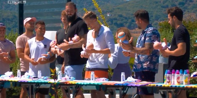 «Bachelorette 2020»: Die Männer versuchen die Babypuppen zu wickeln. «Bachelorette 2020»