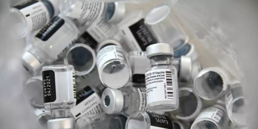 Leere Biontech-Pfizer-Impfampullen