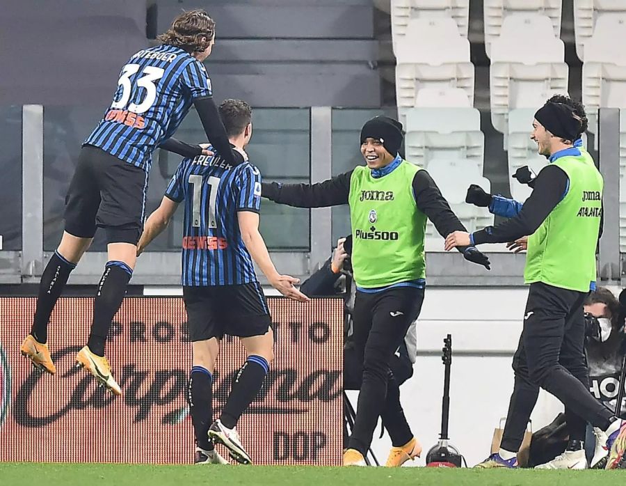 Die Spieler von Atalanta Bergamo freuen sich mit Remo Freuler über sein Traumtor gegen Juventus Turin.