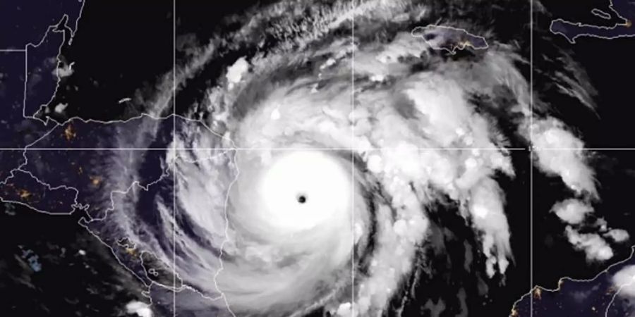 Diese Satellitenaufnahme zeigt Tropensturm «Iota» über dem Nordatlantik. Foto: -/NOAA/AP/dpa