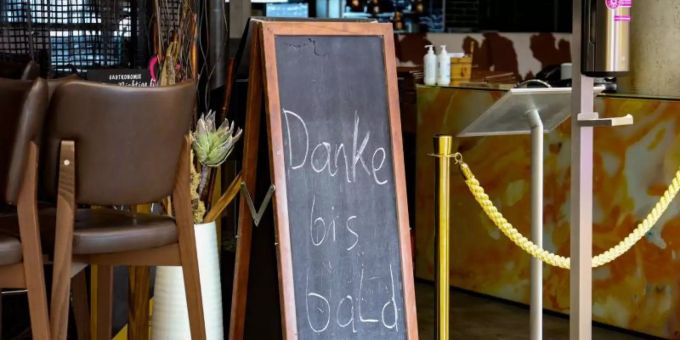 Eine Tafel mit der Aufschrift «Danke bis bald» steht vor einem geschlossenen Gastronomiebetrieb. in Pasching in Oberösterreich. Foto: Fotokerschi.At / Bayer/APA/dpa Eine Tafel mit der Aufschrift «Danke bis bald» steht vor einem geschlossenen Gastronomiebetrieb. in Pasching in Oberösterreich. Foto: Fotokerschi.At / Bayer/APA/dpa