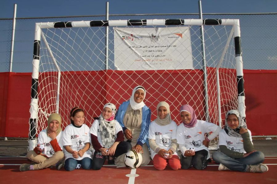 Mädchen spielen Fussball