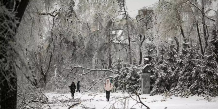 Im äussersten Osten Russlands haben Schnee und Eis die Energieversorgung unterbrochen. Foto: Aleksander Khitrov/AP/dpa