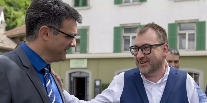 Die Bündner Regierungsräte Marcus Caduff (CVP) und Peter Peyer (SP) wollen die Skigebiete im kommenden Winter offenhalten (Archivbild). Die Bündner Regierungsräte Marcus Caduff (CVP) und Peter Peyer (SP) wollen die Skigebiete im kommenden Winter offenhalten (Archivbild).