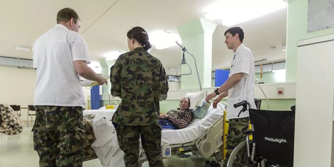Armeeangehörige unterstützen die kantonalen Behörden in der zweiten Corona-Welle wenn nötig. Sie kommen unter anderem in Spitälern zum Einsatz. (Archivbild) Armeeangehörige unterstützen die kantonalen Behörden in der zweiten Corona-Welle wenn nötig. Sie kommen unter anderem in Spitälern zum Einsatz. (Archivbild)