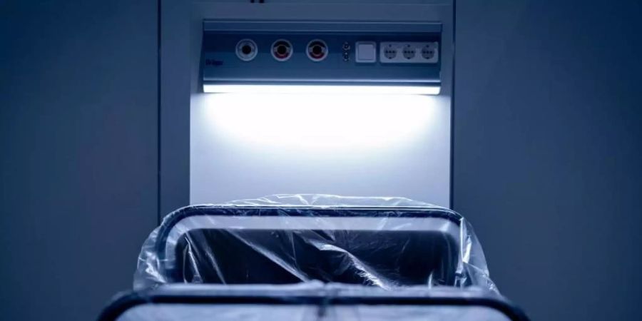 Ein Krankenhausbett zur Behandlung von Corona-Patienten in einer Behelfsklinik. Foto: Peter Steffen/dpa