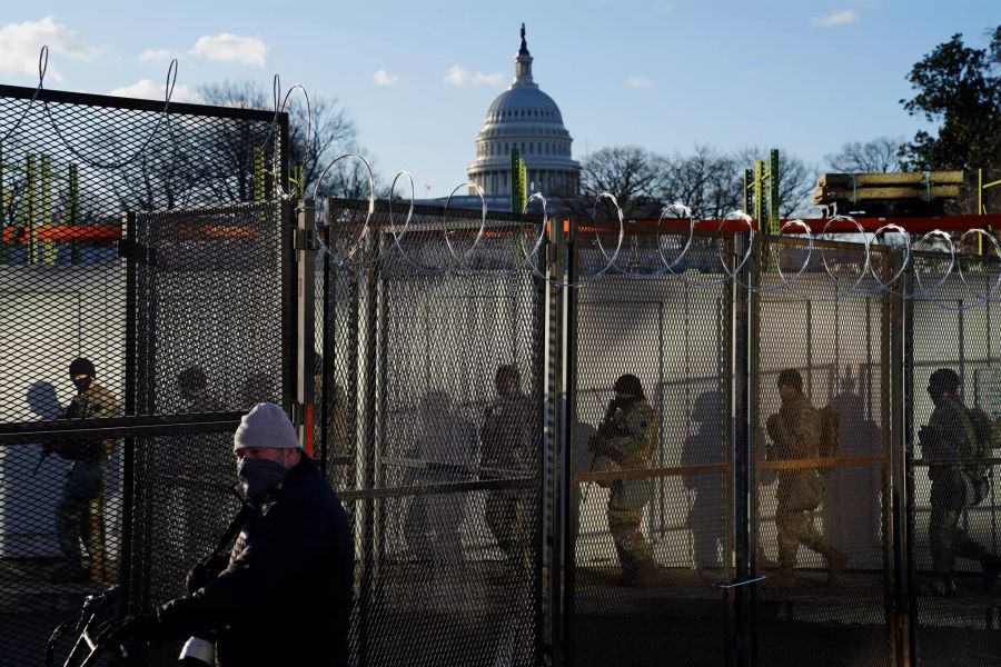 Die Nationalgarde geht zum Kapitol vor der Vereidigung des designierten Präsidenten Joe Biden. Foto: John Minchillo