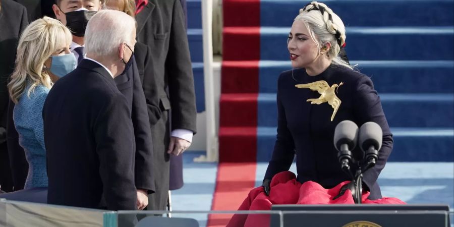 Lady Gaga spricht vor ihrem Auftritt mit Joe und Jill Biden.