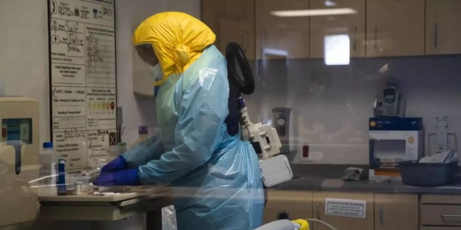 Die Belastung von Krankenschwestern durch Covid-19-Patienten in den USA nimmt wieder zu. Foto: Jae C. Hong/AP/dpa