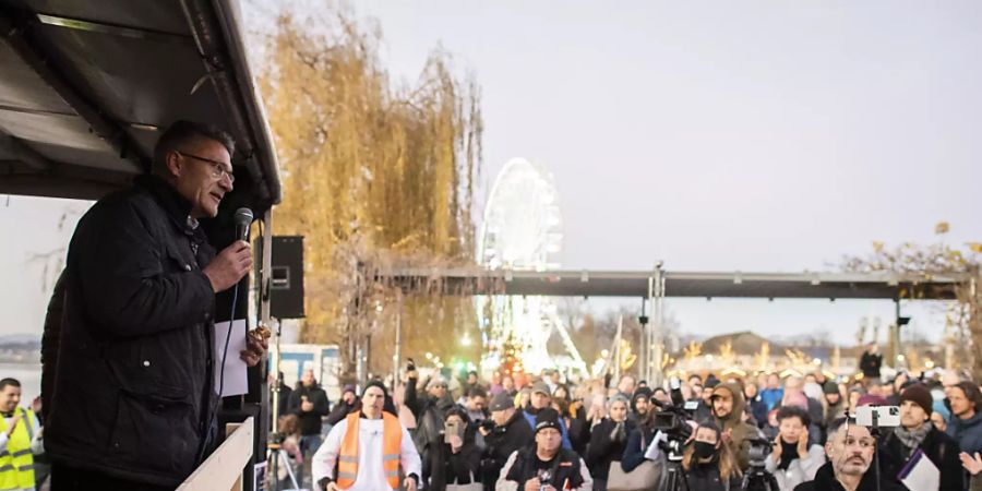 SVP-Nationalrat Pirmin Schwander sprach sich an der Kundgebung in Lachen in einer eine Rede gegen die Corona-Massnahmen von Bund und Kanton aus.