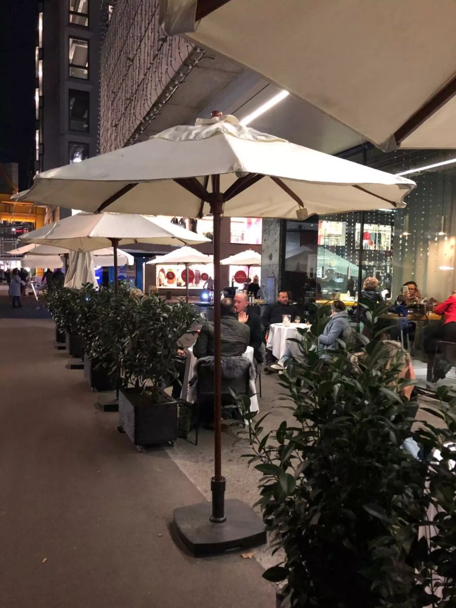 Der Globus an der Zürcher Bahnhofstrasse hat einen winterlichen Aussenbereich dekoriert.