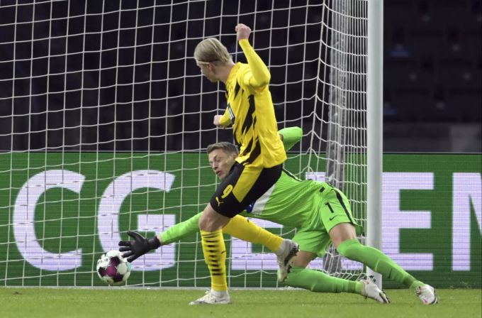 Erling Haaland erzielt das Tor zum 3:1 für den BVB gegen Hertha Berlin. Erling Haaland BVB Hertha