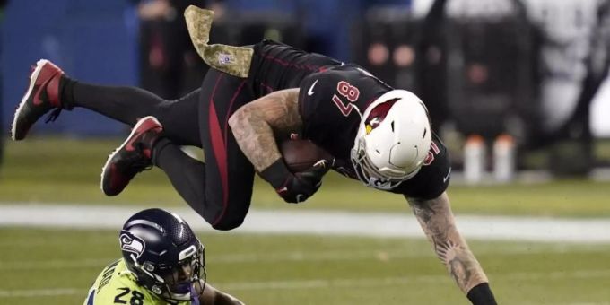 Ugo Amadi (l) von den Seattle Seahawks ist gegen Maxx Williams von den Arizona Cardinals in Aktion. nfl
