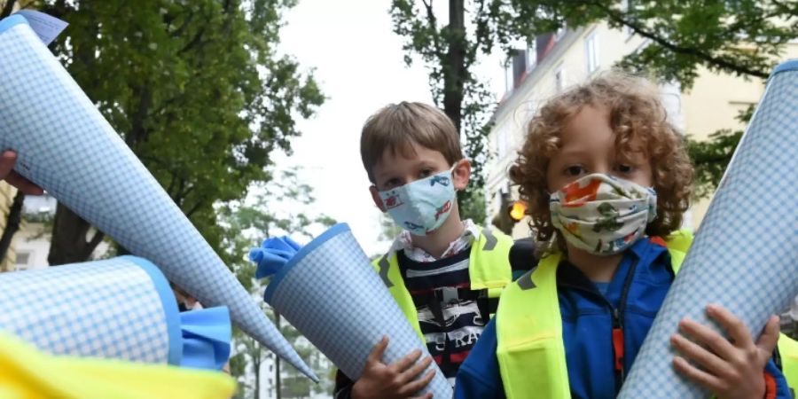 Schulanfänger mit Maske in München