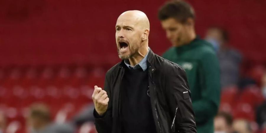 Kann auf nur 17 Spieler für das kommende Spiel in der Champions League zurückgreifen: Ajax-Cheftrainer Erik ten Hag. Foto: Peter Dejong/AP/dpa