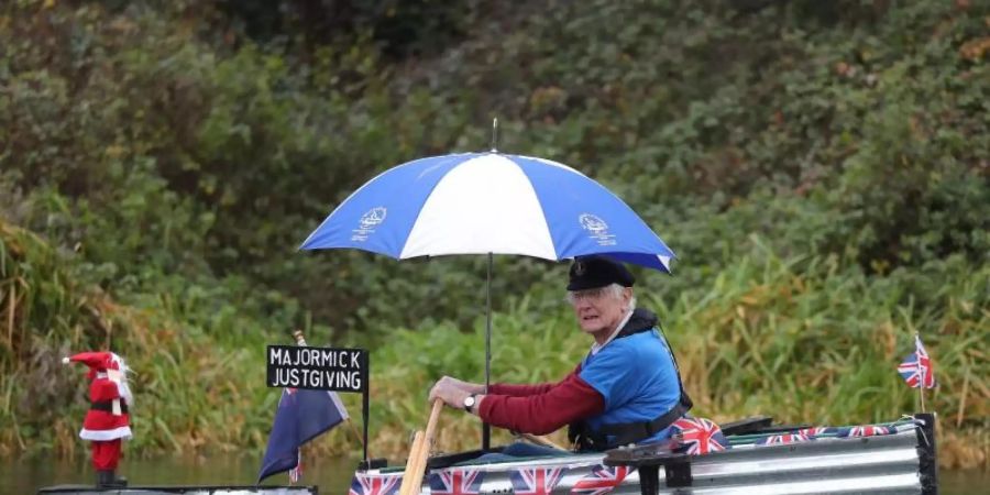 Michael Stanley, bekannt als «Major Mick», schippert im Chichester-Kanal in West Sussex. Foto: Andrew Matthews/PA Wire/dpa