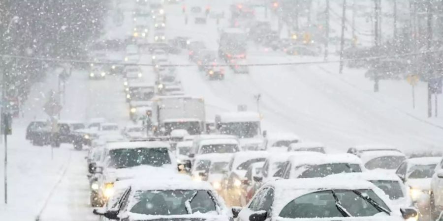 Fahrzeuge stehen während eines Schneesturms in der Stadt Towson im Bundesstaat Maryland im Stau. Foto: Julio Cortez/AP/dpa