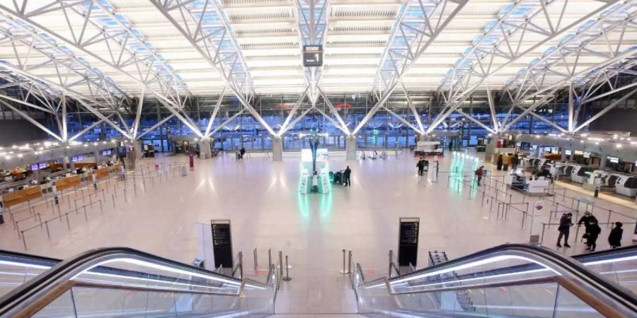 Wenige Passagiere und kaum Betrieb gibt es am Morgen am Flughafen Hamburg. Foto: Bodo Marks/dpa