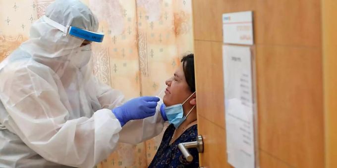 In Israel soll der Zugang zu Corona-Tests erschwert werden. corona
