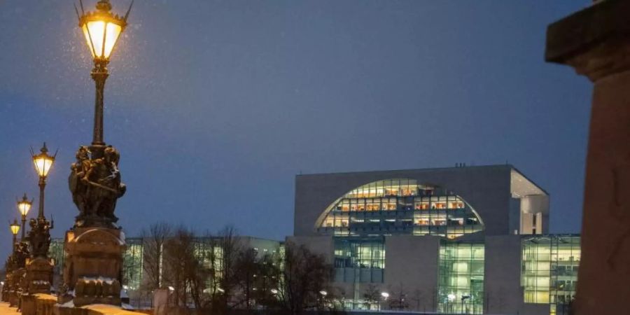 Die Bund-Länder-Runde berät über die weiteren Corona-Massnahmen. Angela Merkel wird sich wohl aus dem Bundeskanzleramt dazu schalten. Foto: Gregor Bauernfeind/dpa
