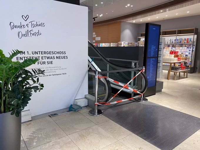 Die Rolltreppe im Erdgeschoss des Loebs ist mit Absperrbändern versperrt. coronavirus