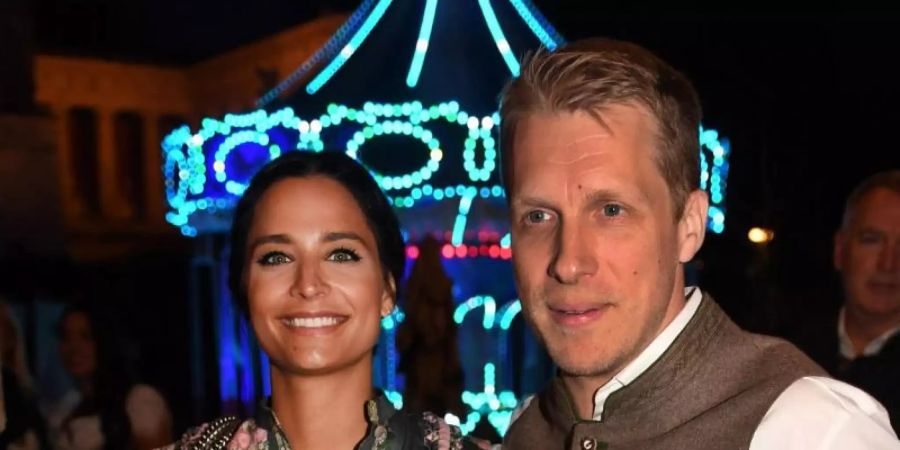 Comedian Oliver Pocher und seine Frau Amira 2019 auf dem Oktoberfest. Foto: Felix Hörhager/dpa