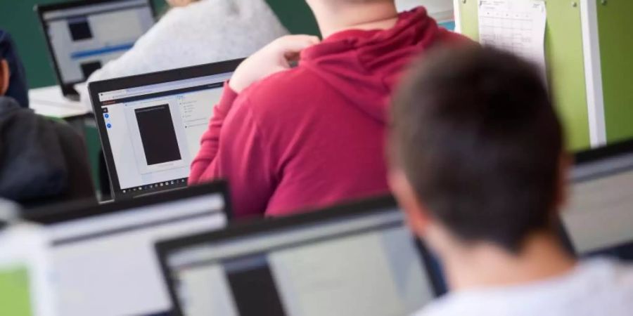 Schüler und Schülerinnen mit Laptops im Unterricht. Foto: Marijan Murat/dpa/Symbolbild/Archiv