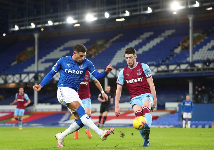 Ben Godfrey (l.) vom FC Everton wird von West Hams Declan Rice (r.) gestoppt.