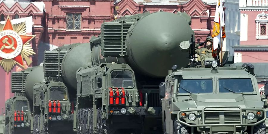 ARCHIV - Russische RS-24 «Jars» Interkontinentalraketen werden während der Militärparade zum 75. Jahrestag des Sieges der Sowjetunion über Hitler-Deutschland auf den Roten Platz gefahren. Ru